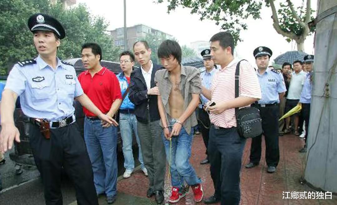 2007年,西安千万富翁戴俊见义勇为,被人刺死,获救女生到场痛哭