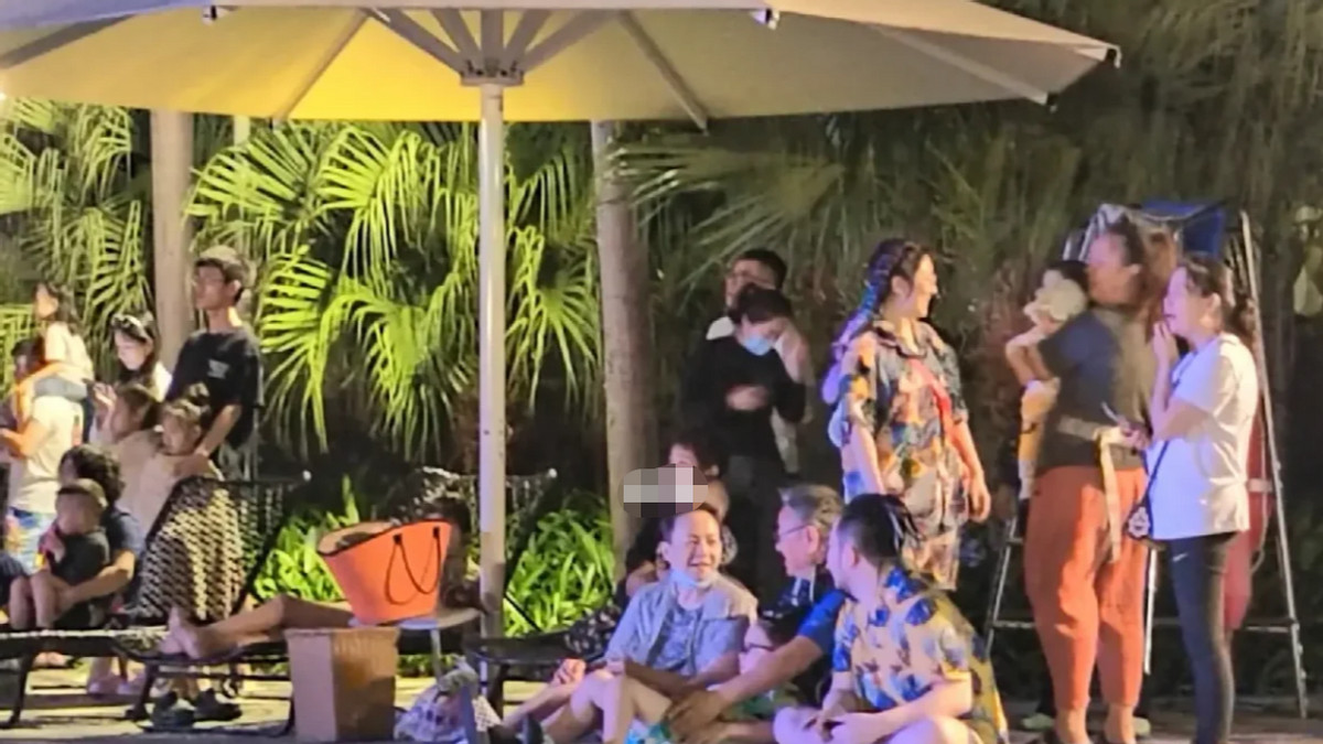 宋丹丹|巴图一家度假被偶遇，与富豪继父相处融洽，宋丹丹赤脚和粉丝合影