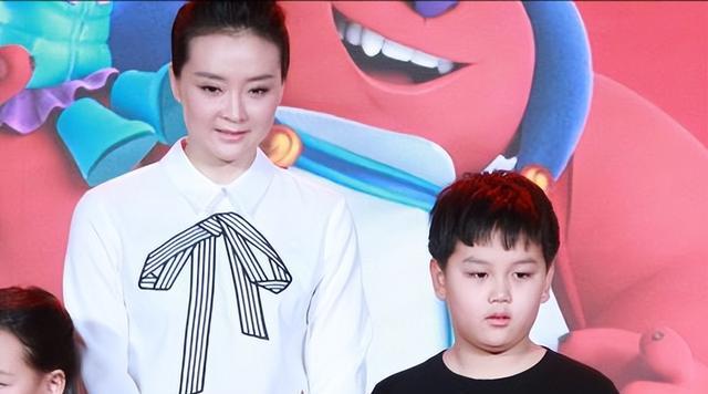 王艳|王艳在豪宅看风景，穿2千上衣戴百万名表，球球直言母亲地位高