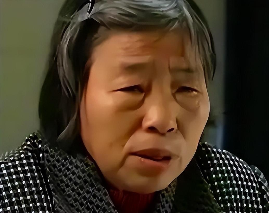 带母上学的杨元元,在宿舍自杀身亡,没人愿意被“脐带”束缚一生