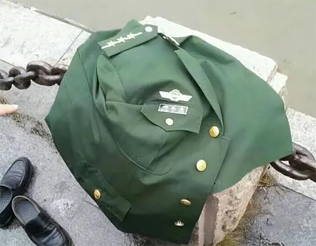 还记得跳江救人不幸牺牲的郑益龙吗?妻子被特招入伍,授少校警衔
