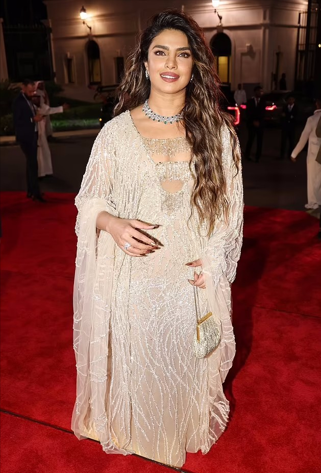 小姐姐|印度国宝级巨星穿黄金裙走红毯太霸气！变胖后婶范儿十足，好富态