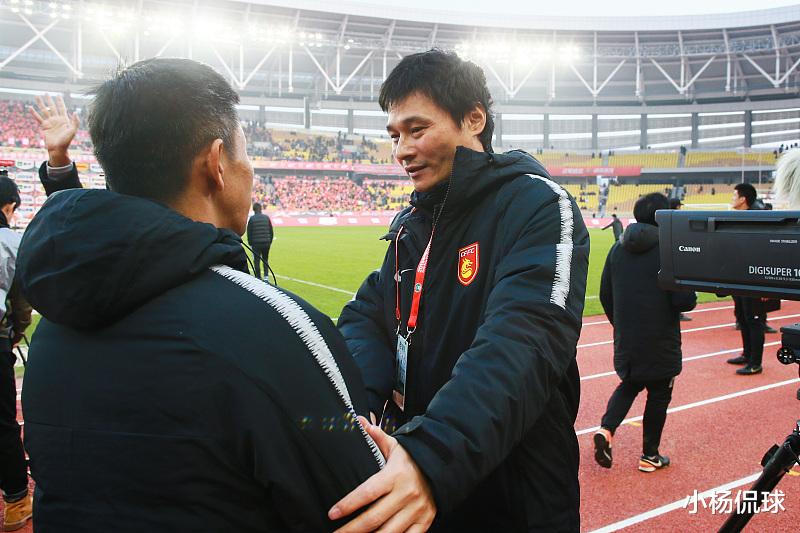 黄健翔|黄健翔、苏东等多位媒体人提到中日足球的差距是全方位的，有人建议还要请洋帅