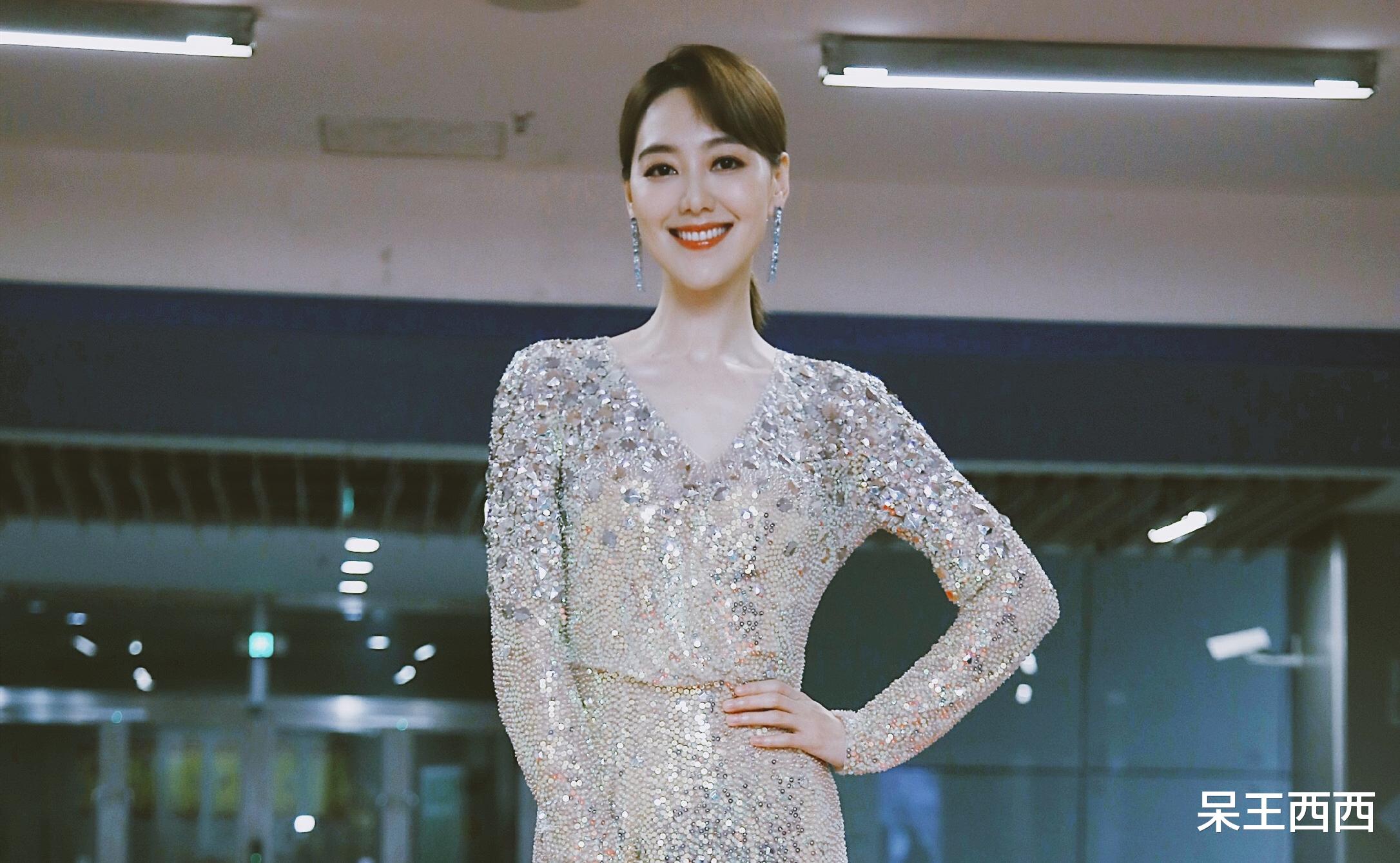 徐志胜|央视《向幸福出发》结束，主持人王冠暂别舞台，现身上海台春晚