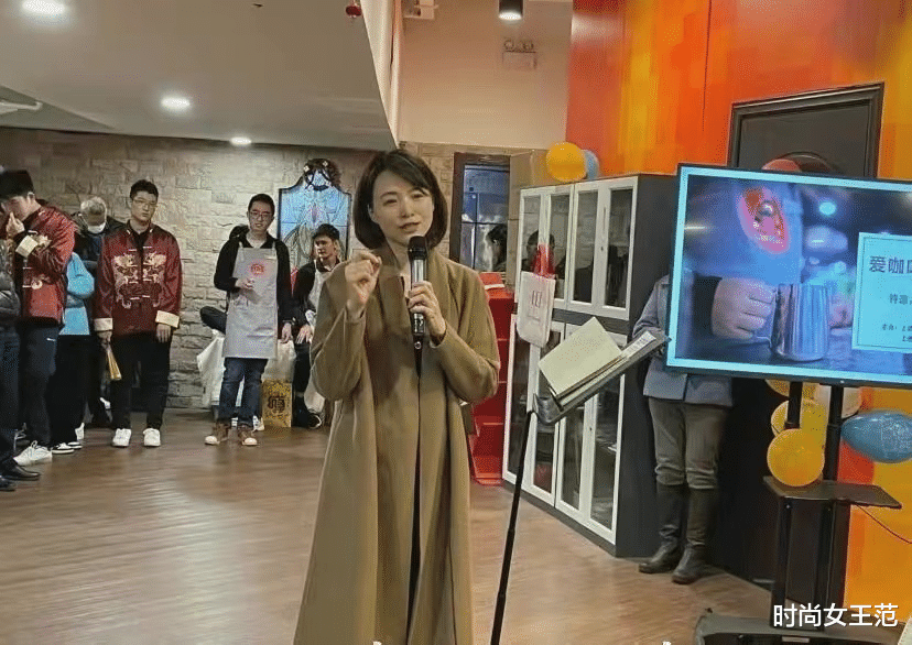 董卿 董卿私下很平凡!开会直接素颜也不化妆,戴眼镜书卷气还挺浓的!