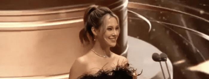 谷爱凌|谷爱凌被曝新恋情!装扮性感亲密搂外国帅哥坐大腿,不避嫌疑热恋