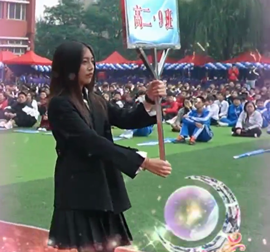 潘长江|高中女生因“举牌”走红，清纯可爱神似宋轶，评论区却一股酸味