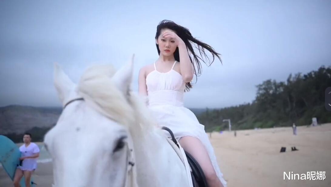小姨子|郑恺小姨子海边拍片!赤脚穿吊带长裙骑马,打扮清凉身材比姐姐好