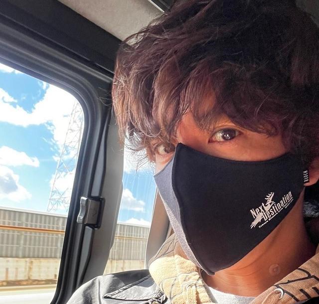 明星素颜|51岁工藤静香晒旧照，大素颜小麦肤色真实洒脱，几十年没长过赘肉