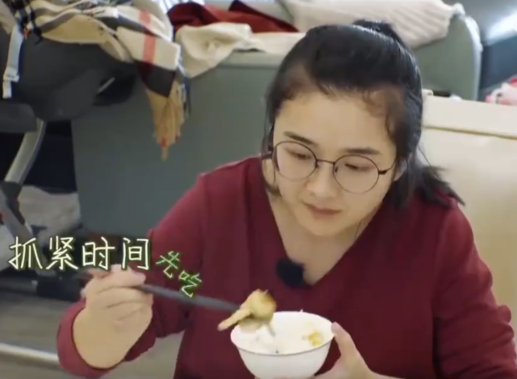 哈尔滨啤酒|离婚前吴雅婷王栎鑫哄孩子一幕,妈妈太能干,丈夫像哥哥