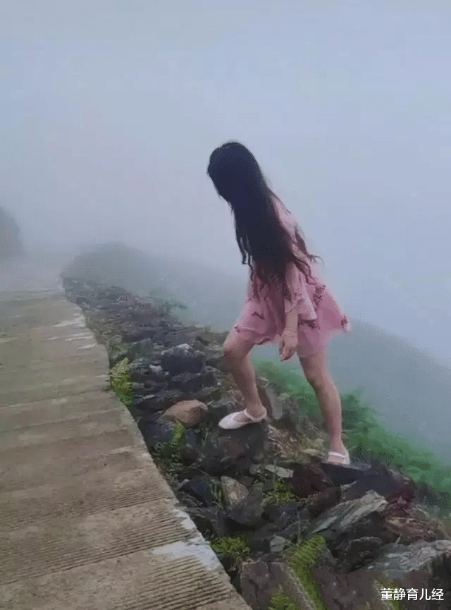 一男子和网恋女友奔现成功,两人去山上约会,网友:捡到宝了