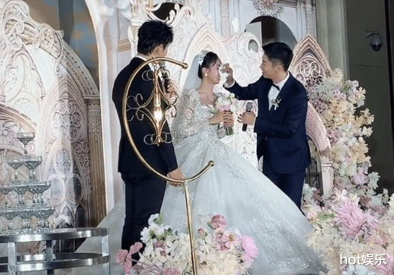 黄晓明|表弟结婚，黄晓明包百万红包，当主婚人被指“话太多，不专业”