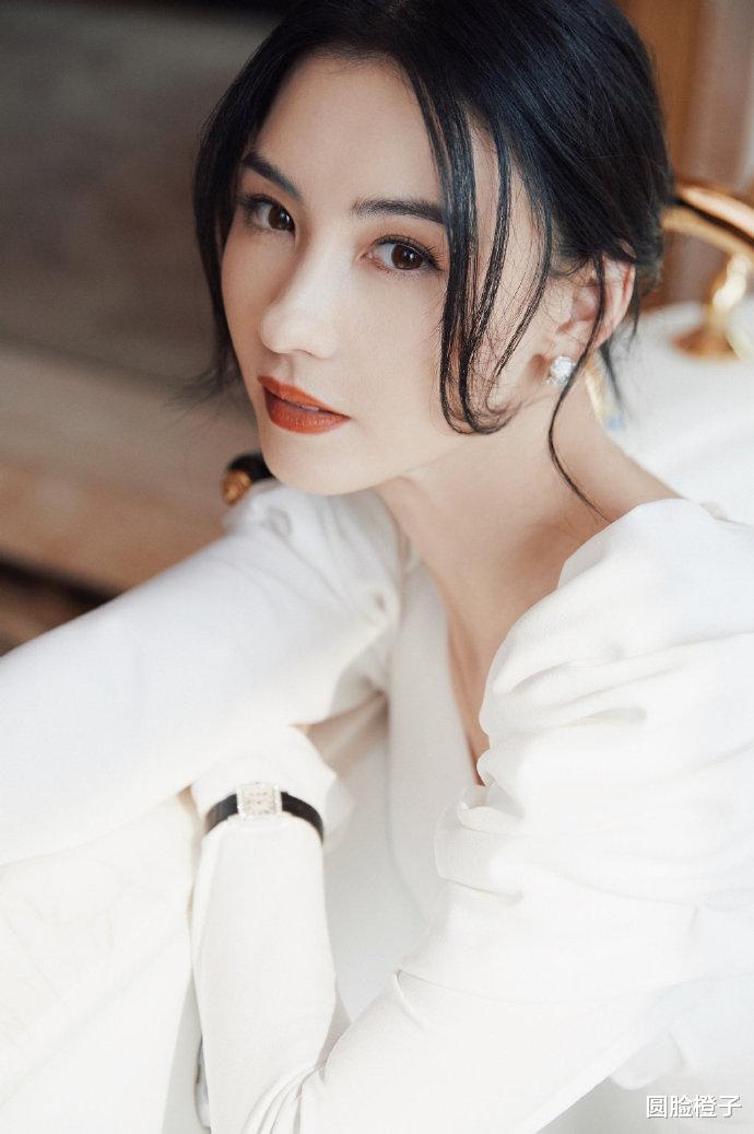 面膜 张柏芝挽起头发更美了，一身纯白色长裙优雅大气，五官立体精致