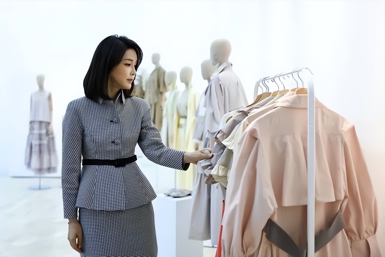 50岁韩国第一夫人首次访问成功！穿蓝裙牵老公手风光回国，太美了