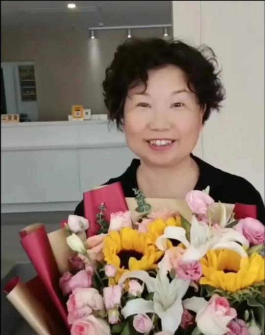 许敏|许敏细节体现涵养,杜新枝开心收到熊磊的鲜花,妮妮跟两大律师合影