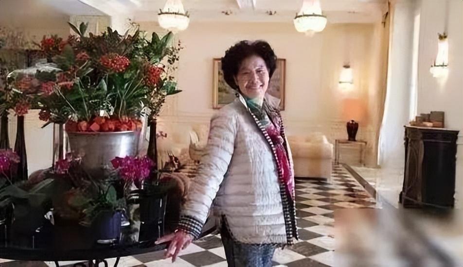 杨钰莹|杨钰莹现身乡镇商演,穿“蝴蝶裙”卖力表演,微胖身材很迷人