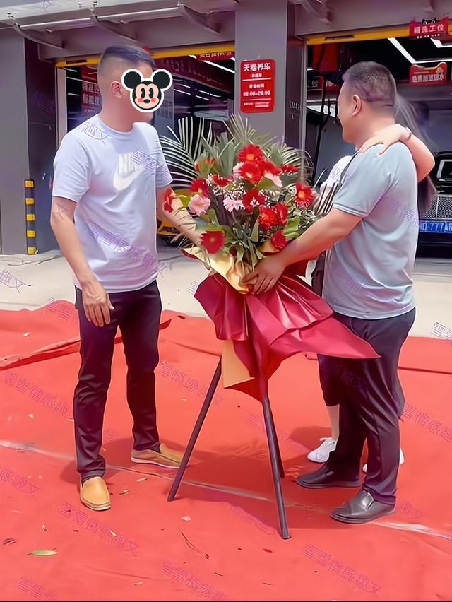 一男子带女友去做工,她却和雇主勾肩搭背:我替你和他套近乎而已