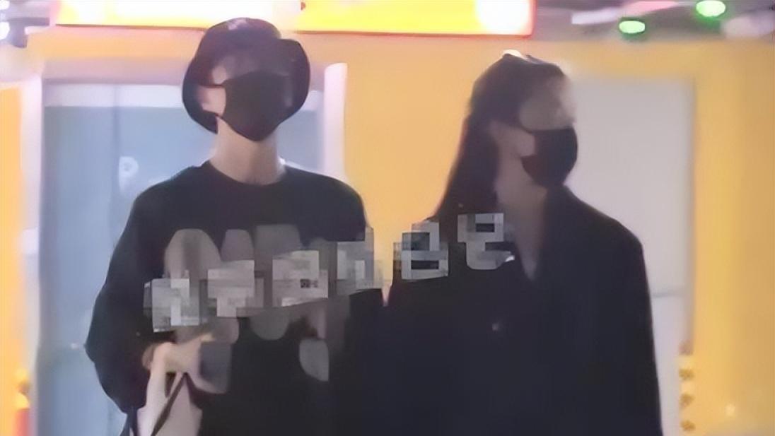 许嵩|36岁知名歌手曝新恋情！与长腿美女牵手回家，女方疑小14岁主持人