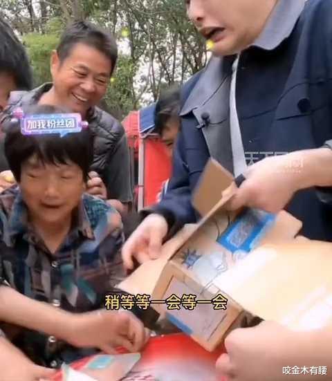 朱梓骁|朱梓骁早市带货纸巾，遇大爷大姨疯狂扫货，被吓到忘记表情管理