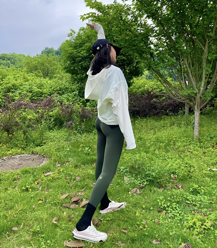 宋祖儿|宋祖儿穿紧身裤爬山！坐地上一双长腿十分纤细，侧面身材凹凸有致