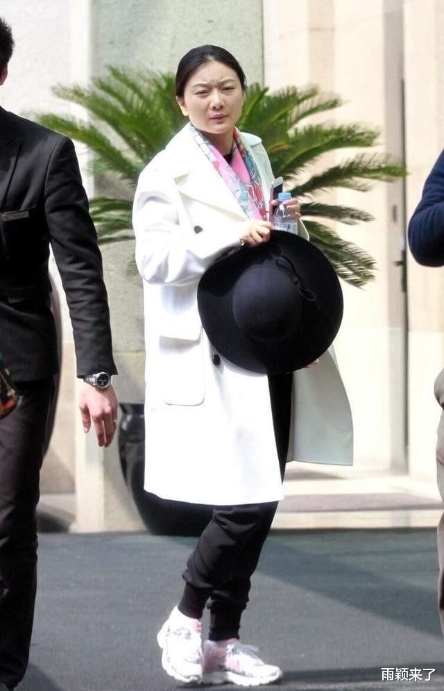 张艺谋|张艺谋小娇妻真会打扮!穿白色大衣优雅大气,戴宽檐帽像法国贵妇