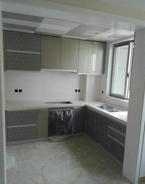 老公只是在飘窗下打满了柜子,邻居看了都夸有创意,纷纷回去照做