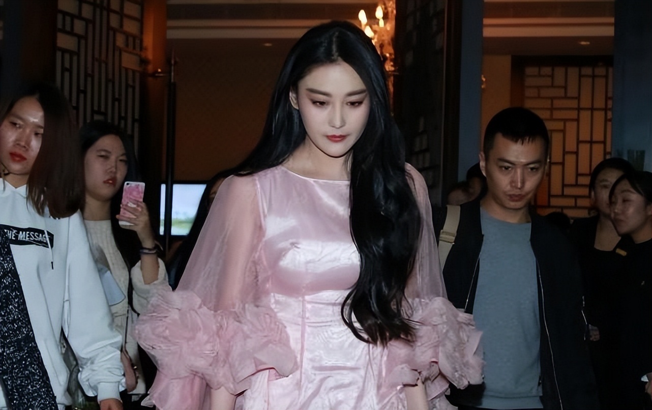 张馨予真是像“仙子”一样，一袭粉色缎面长裙好美，生图也抗打