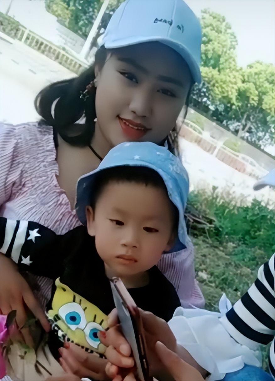 女网红“村姑人设”直播装穷,网友:无底线作秀,私下是名媛