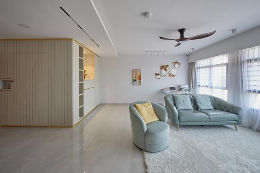 110㎡房子，入户就有个储物间，沙发不靠墙，后方刚好办公喝茶