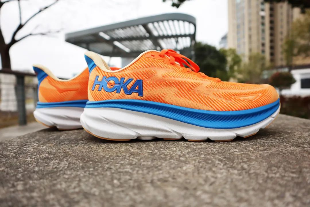 跑鞋|云端般的脚感：HOKA Clifton9，不止轻而且舒服