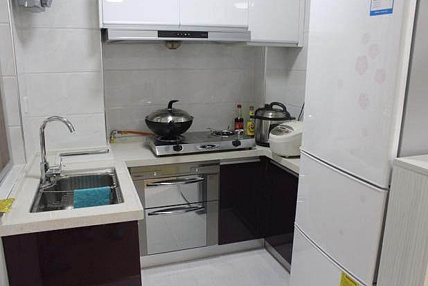 参观闺蜜的香港40平蜗居，厨房巴掌大，客厅打吊柜，替她感到憋屈