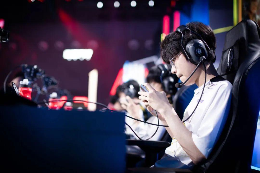 电子竞技|一头扎进职业电竞的年轻人：正在当打之年