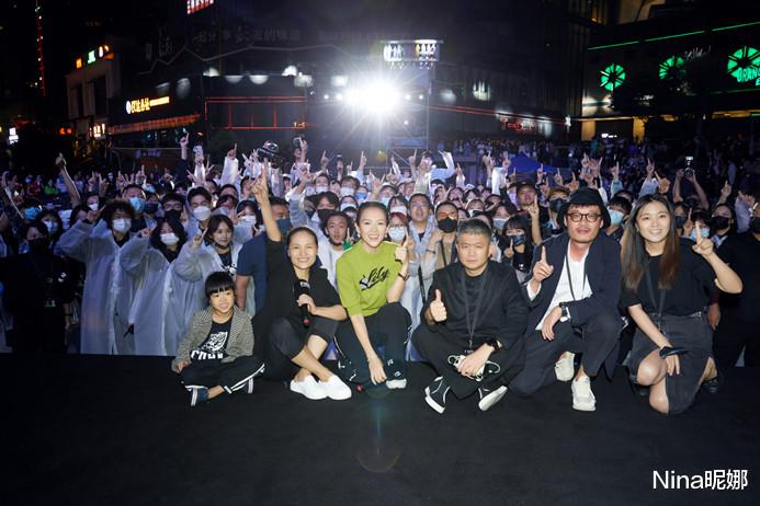 章子怡久违露面为新电影撑场,穿针织衫戴名表容光焕发,形象大变样