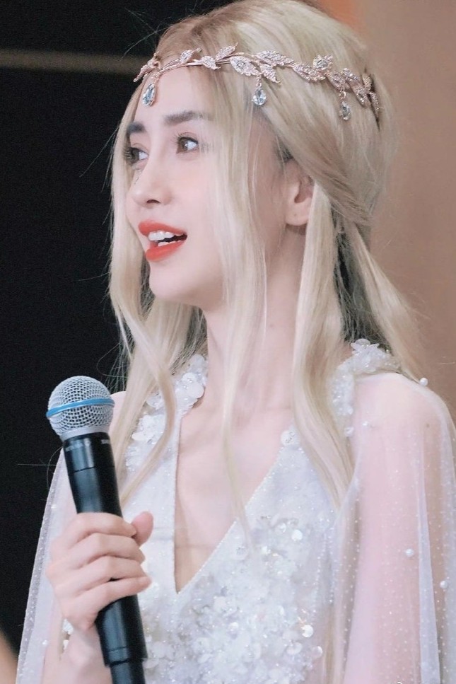 Angelababy|33岁Angelababy真的太美了!金发白裙像个精灵,网友:美到我失语了
