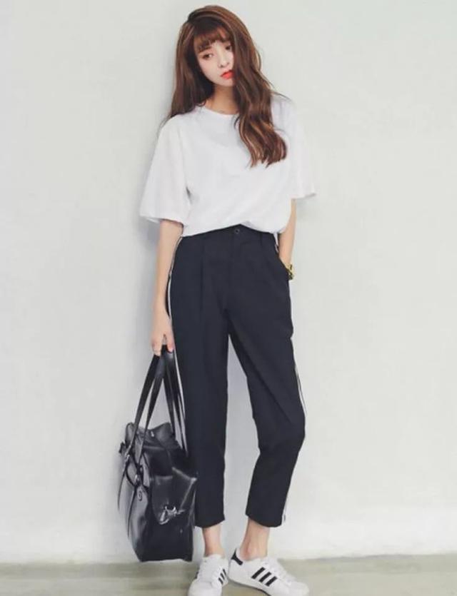 夏季推荐“T恤+烟管裤”，既舒服又清新