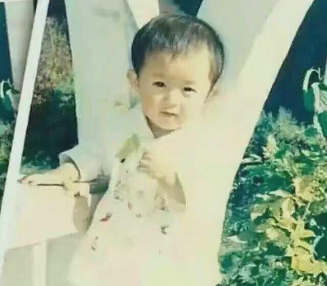 赵丽颖|从小美到大！赵丽颖被曝六一儿童节汇演照，扎辫子头上大红花惹眼