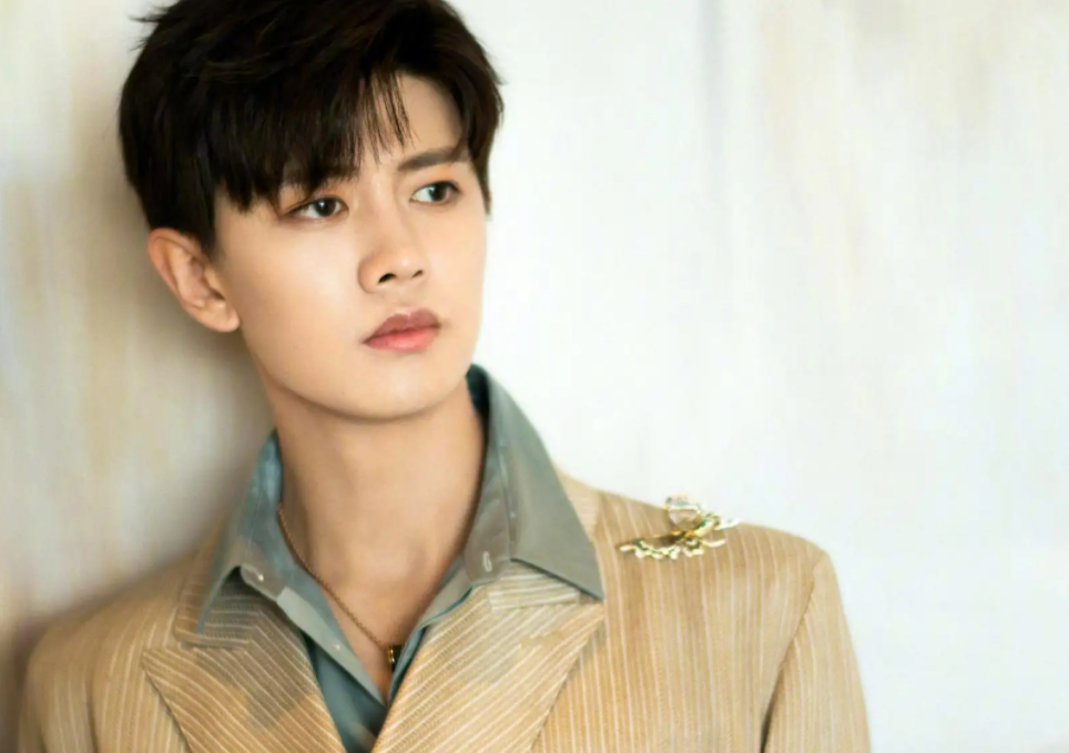 |他在舞台上的时候,就像一个发光体,总是能够吸引人们的目光