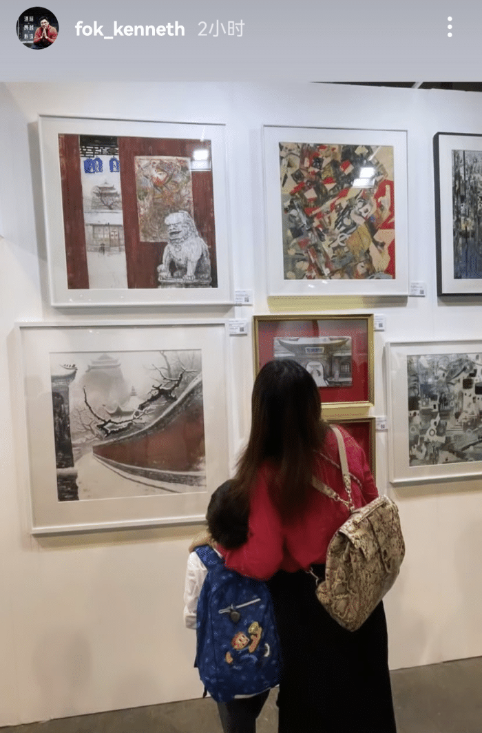 江疏影|霍启刚郭晶晶看芭蕾舞剧，两人戴同款眼镜相依偎，越来越有夫妻相