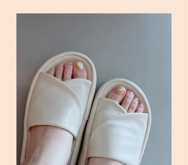 杨丞琳大秀绝美光疗美甲照「脚拇指」却意外成粉丝焦点？