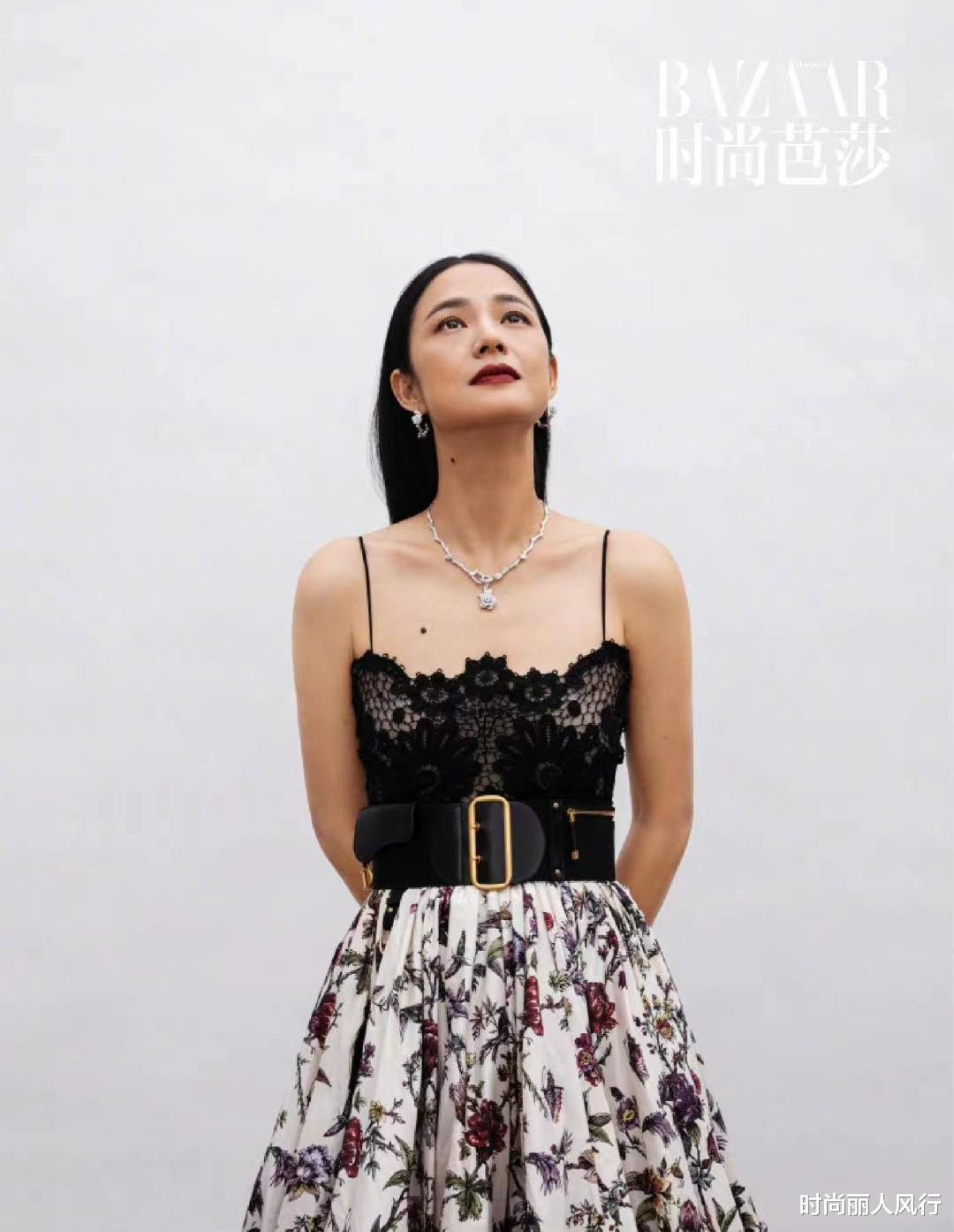 小姐姐|43岁周韵一看就被姜文宠得很好!穿露肩裙拍大片,高贵气质超罕见