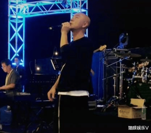 张卫健|56岁张卫健罕现身，全程合照黑脸不耐烦，暴瘦头大身小好憔悴