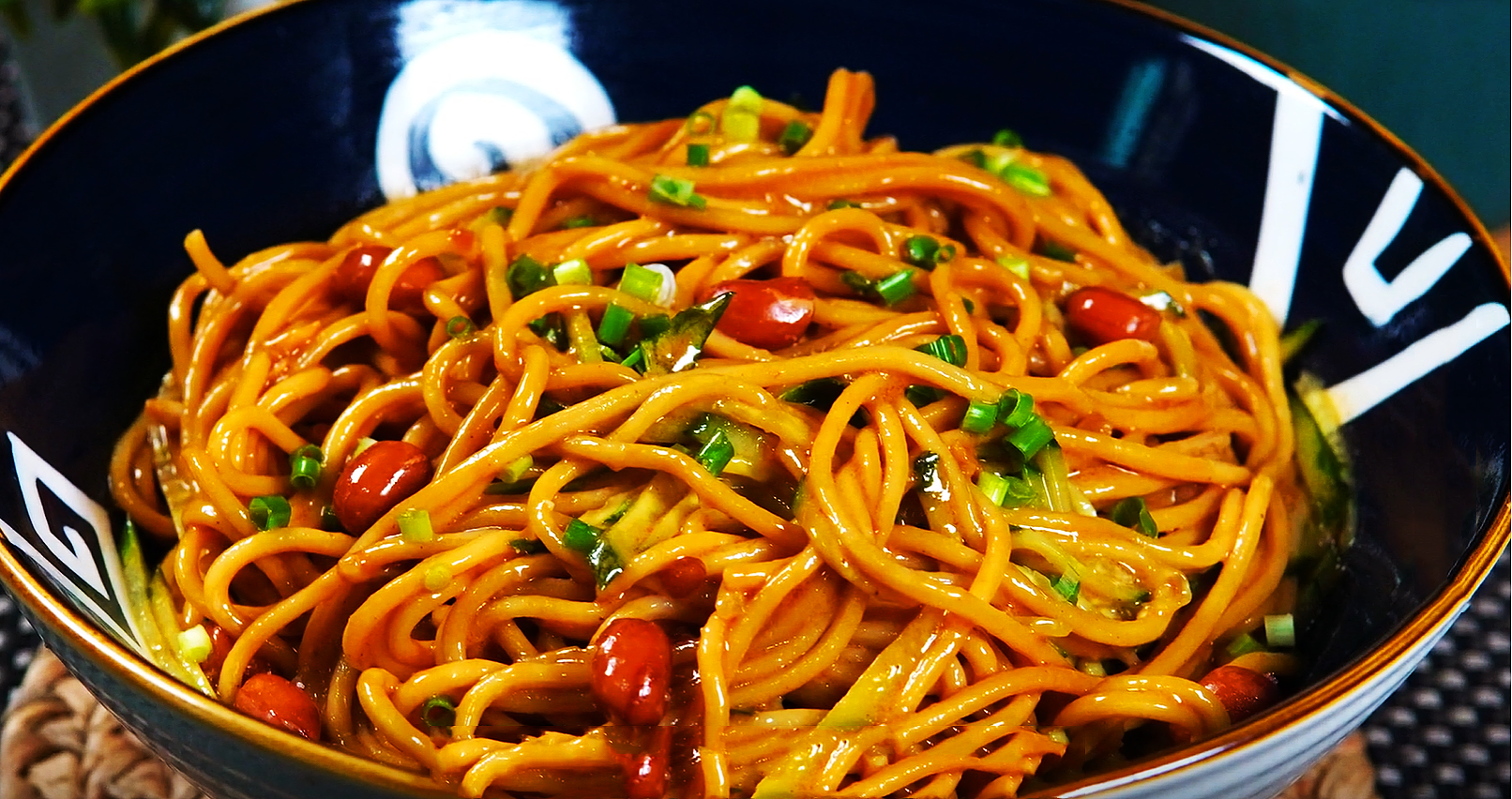 鸡蛋|女性进入更年期以后,建议常吃这8种食物,价格不高,人人吃得起