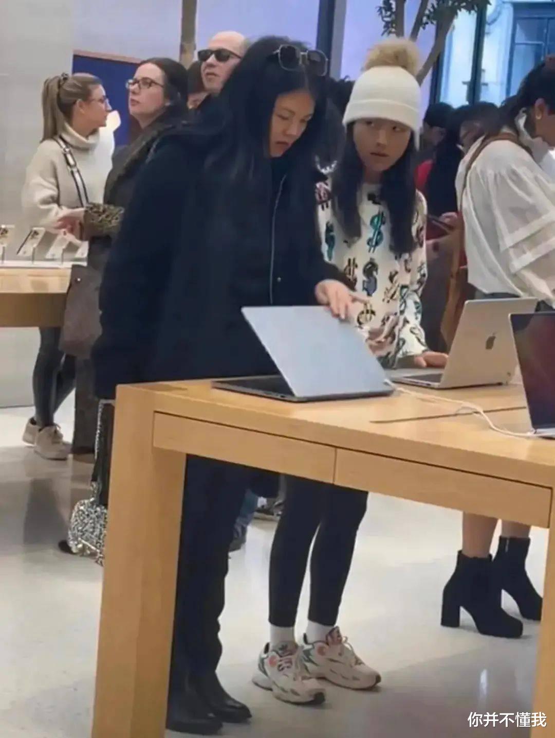 豪宅|国内赚钱国外花，这6位知名明星移居国外，住豪宅开豪车