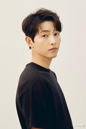 宋仲基|宋仲基才升格当爸又传好消息! 新片曝光恋上“小11岁怪物新人”