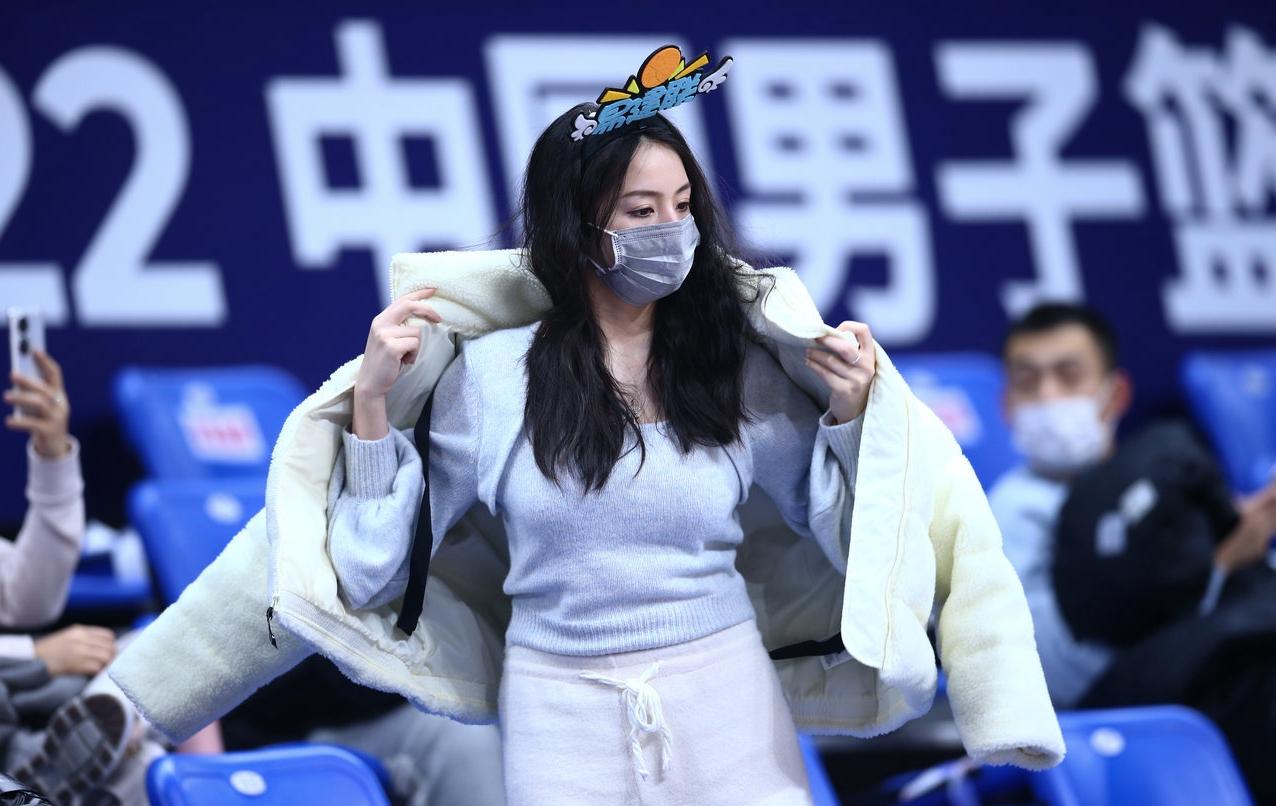 女球迷|美丽的女球迷，亮相CBA赛场！她们戴着口罩，却更显得活力四射