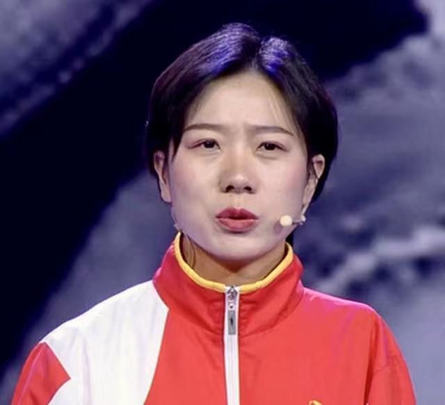 1994年,拾荒老人收养一独臂女弃婴,捡废品供她上学,如今怎么样了?