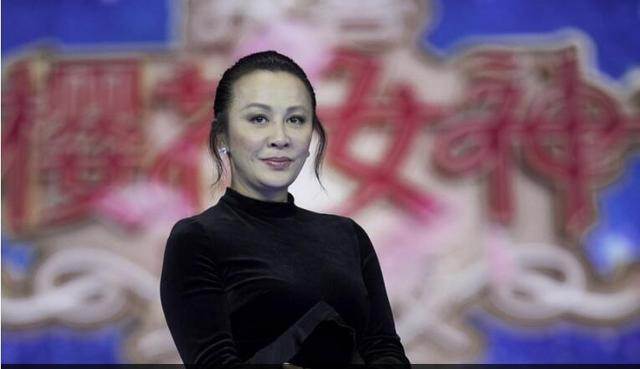 刘嘉玲 刘嘉玲真的是赶时尚啊，这发型也太潮了吧，你确定能hold住？