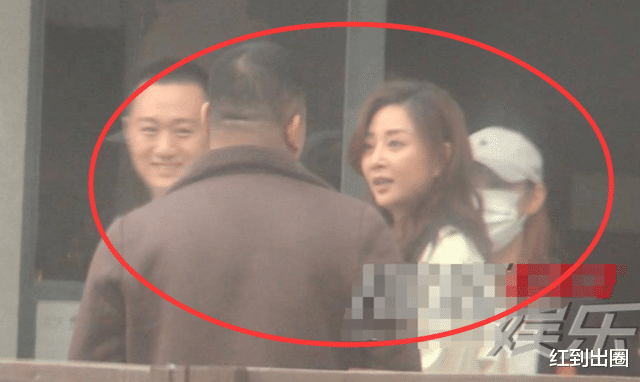 殷桃|42岁殷桃收工后被男粉搭讪！拍合照时男方一脸紧张，连忙鞠躬感谢