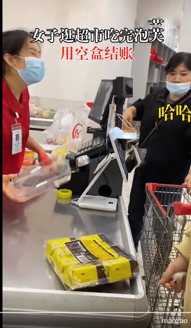 工人 女子逛超市吃完泡芙用空盒结账 ：最近在减肥，实在没忍住