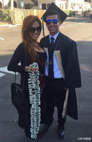 迪士尼|瓦妮莎与男私教同游迪士尼，搂着脖子合影，40岁仍如少女